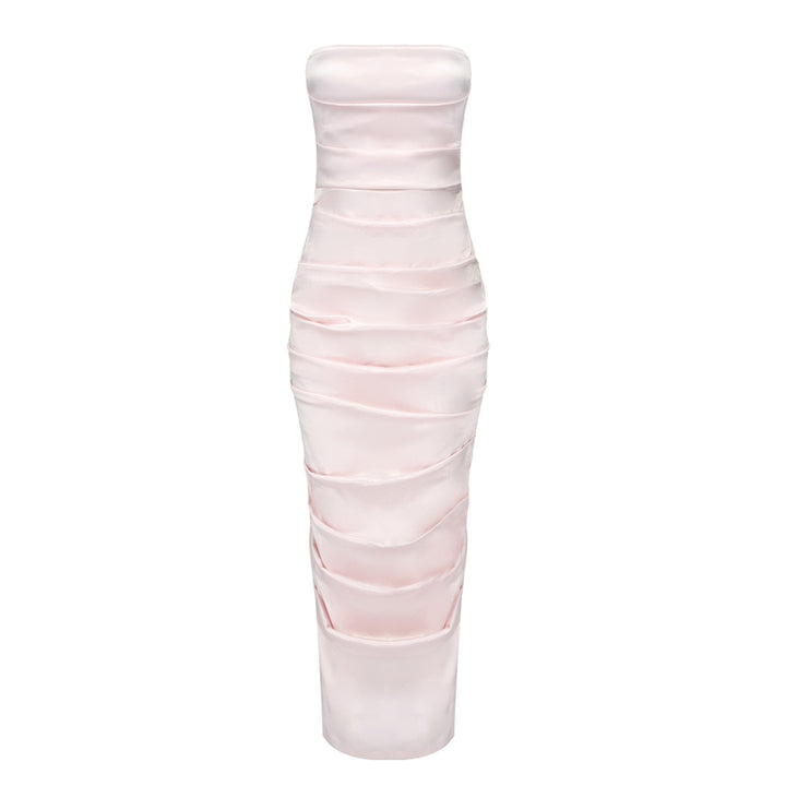Dame figursyet aftenkjole med raffinerede draperinger ogElegant design Stilla
