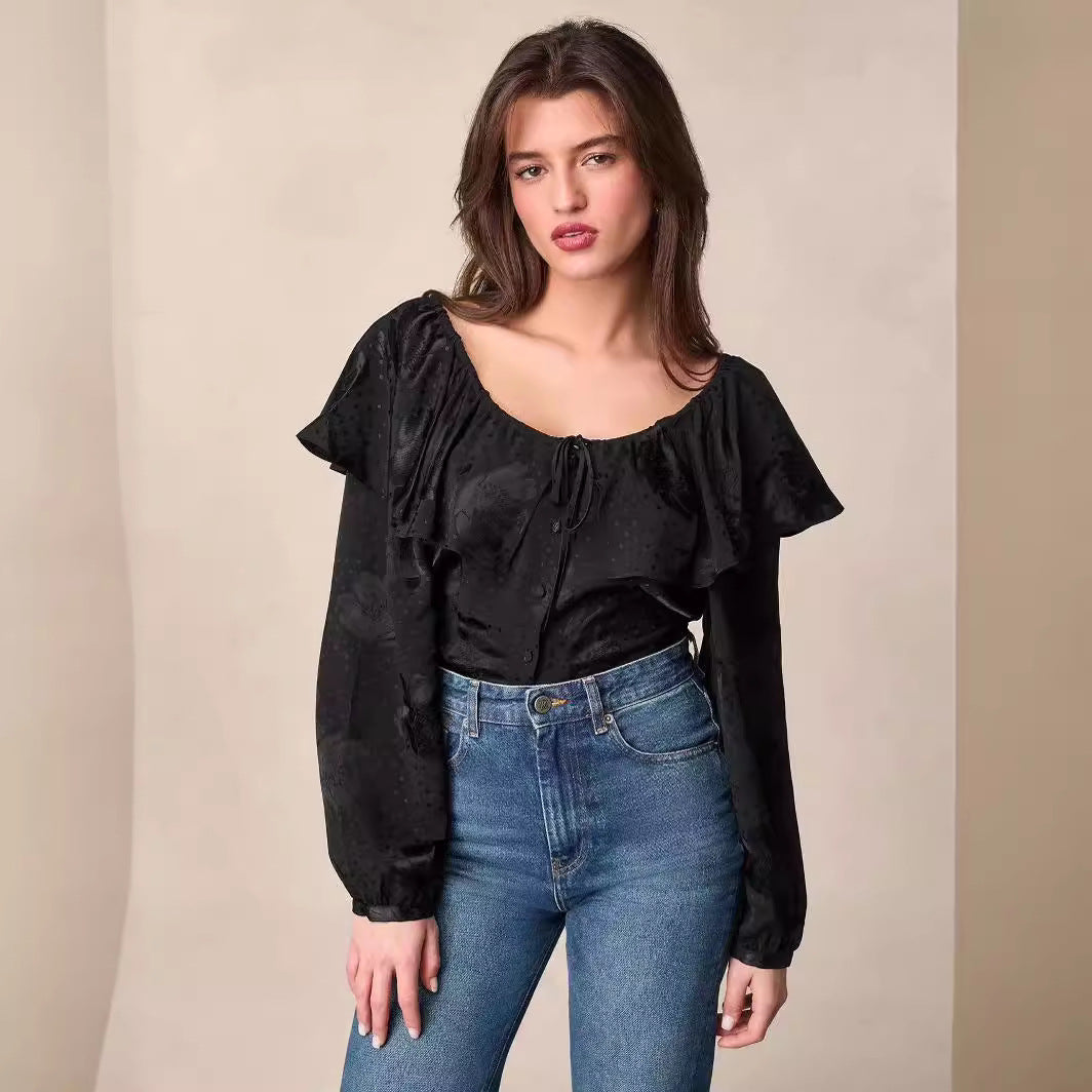 Damebluse med voluminøse flæsedetaljer og elegant V-hals Stilla