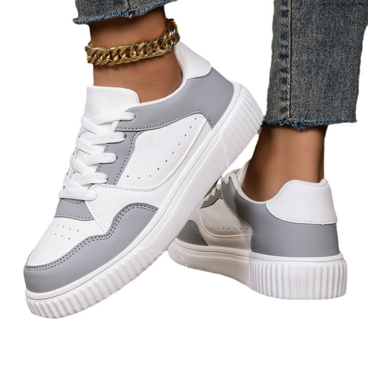 Dame lavt skåret sneakers med ribbet sål, polstret skaft og perforeret overdel Skovae