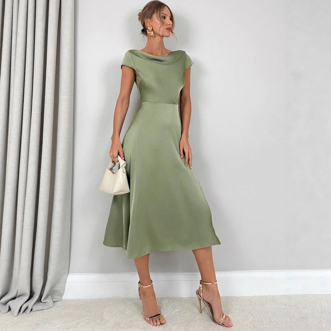 Dame Midi-kjole med elegante sideslids og flydende satinfinish Skovae
