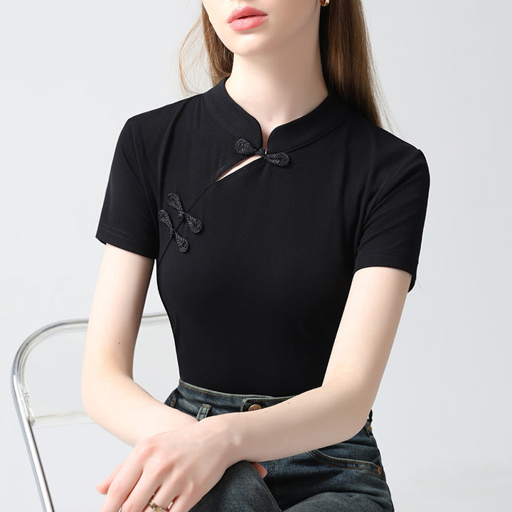 Dame T-shirt med elegant ståkrave og kunstneriske knapdetaljer Stilla