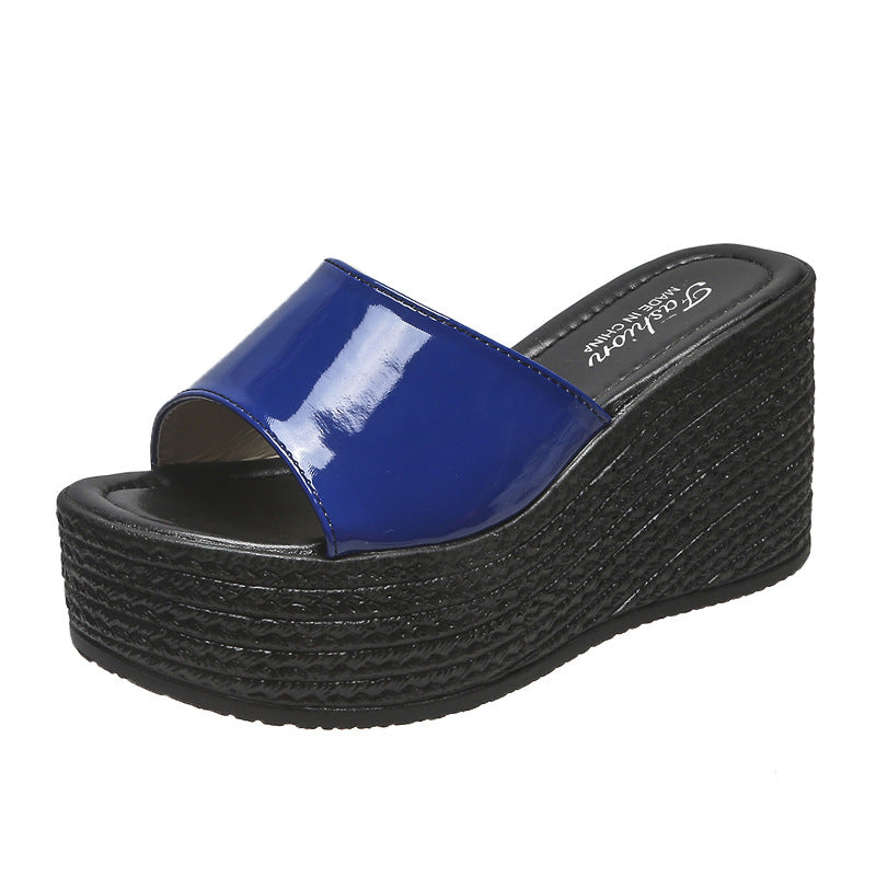 Dame platformsandal med flot glans Stilla
