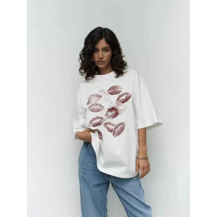 Dame T-shirt med kreativ læbe motiv og afslappet snit Stilla