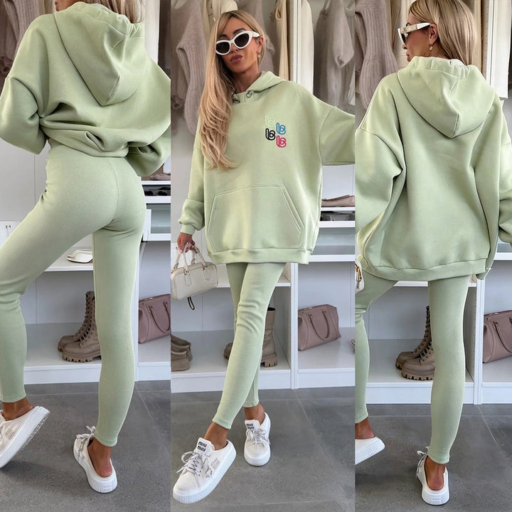 Kvinders Oversized Hoodie med Farverigt Logo og Behagelige Leggings Skovae