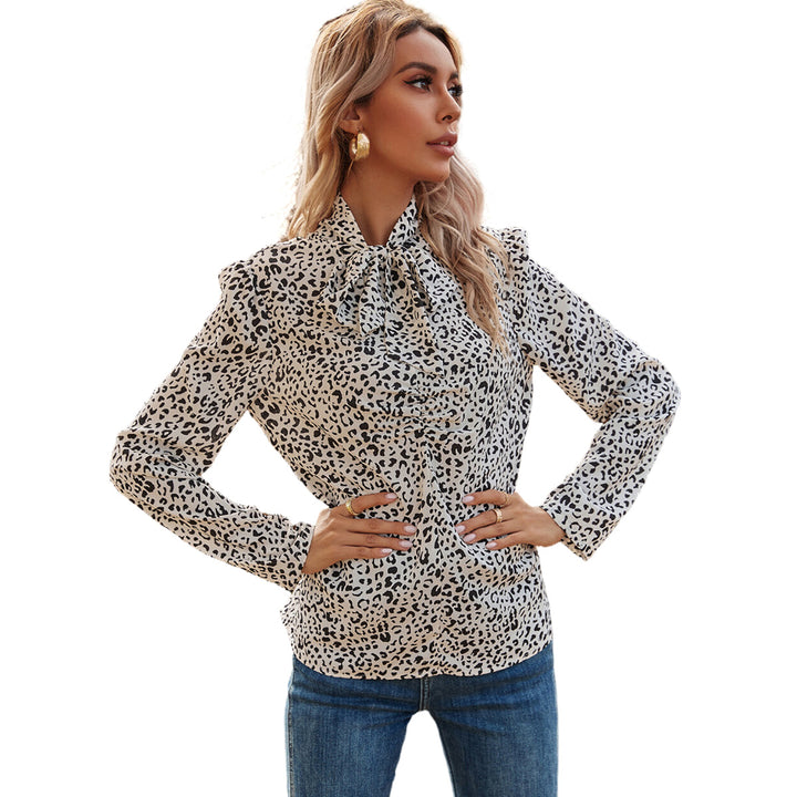 Damer elegant bluse med flæsedetaljer og ædelt leopardmønster Stilla