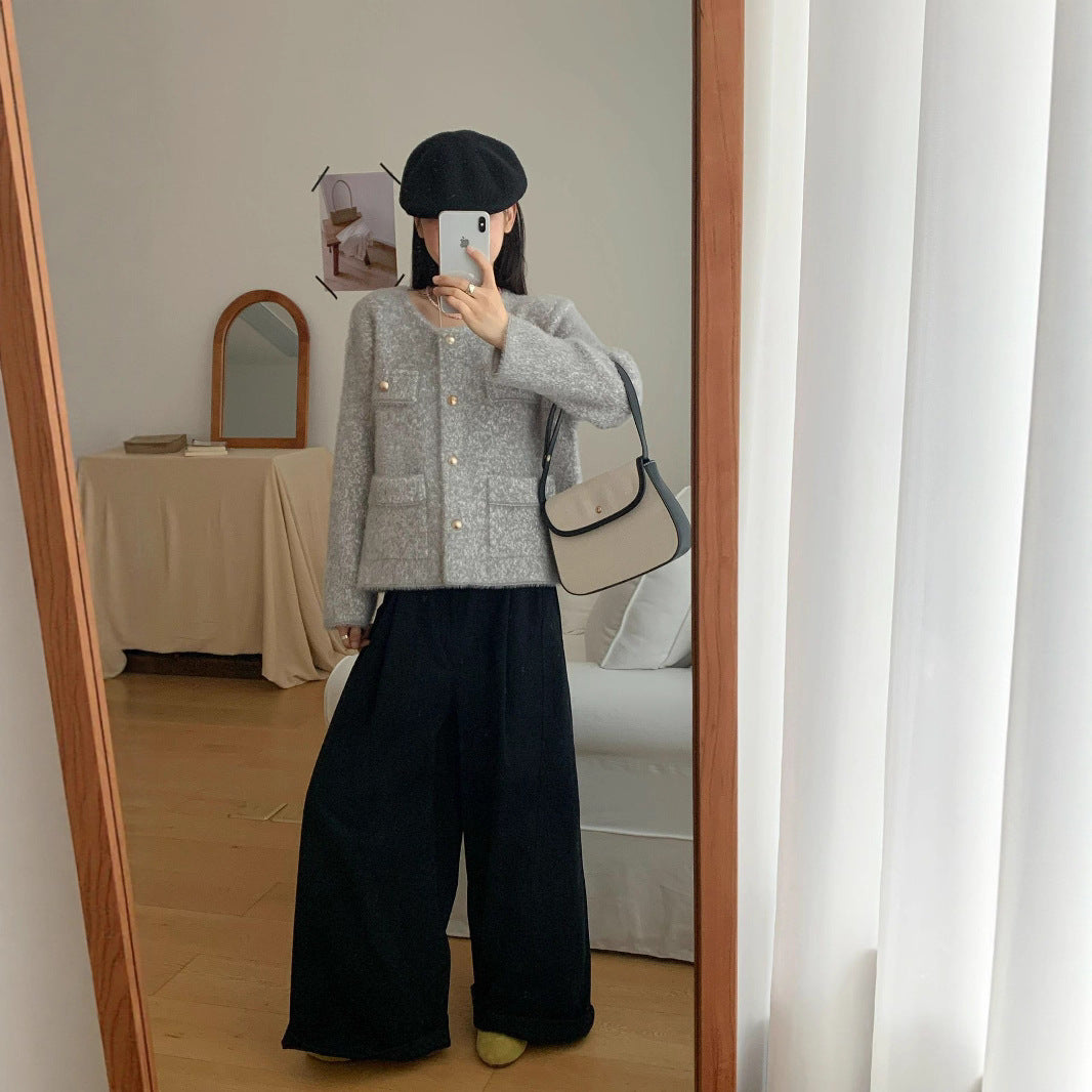 Kvinders hyggelige cardigan med knapdetalje og lomme på Stilla