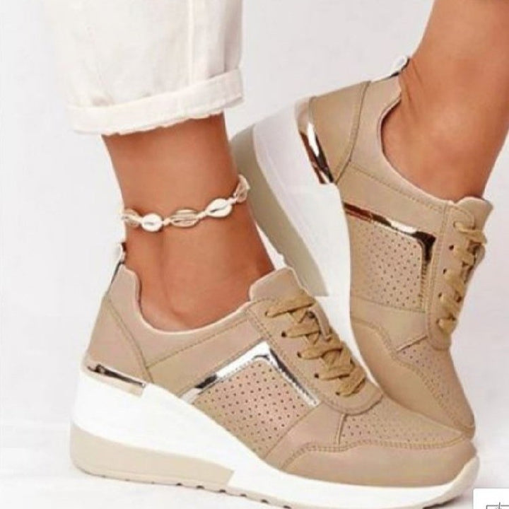 Dame Wedge-Sneaker med åndbar overfladestruktur og stilfulde accenter Stilla
