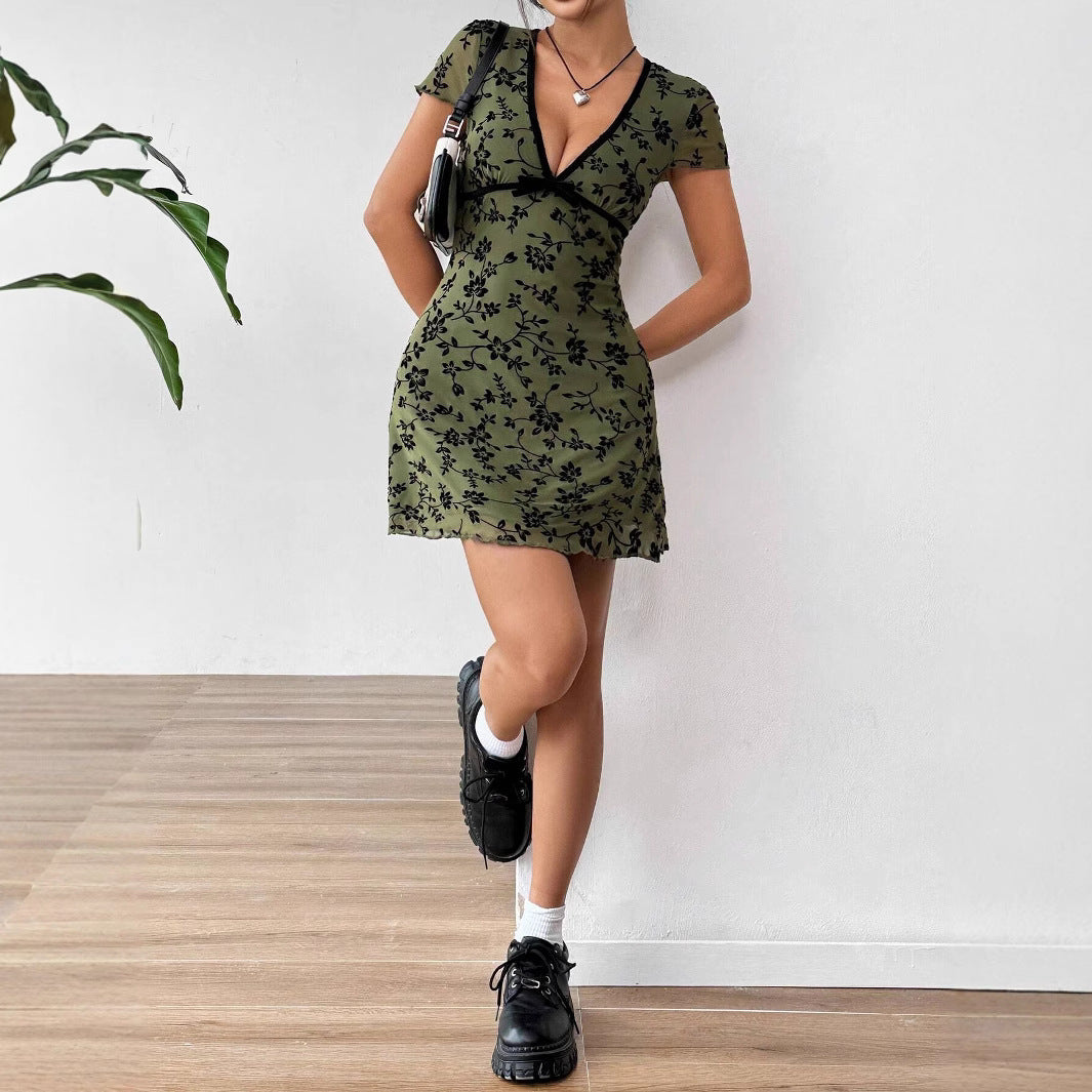 Damer nan figursyet mini kjole med dyb V-udskæring, chiffon-overtræk og floral velourlook Skovae