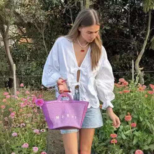 Damebluse med legende flæsedetalje og blomsterbroderidesign Stilla