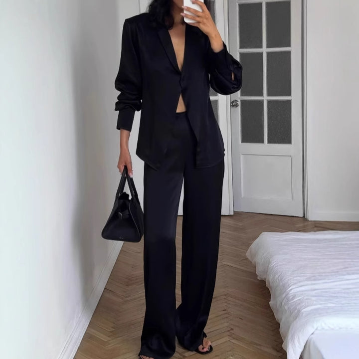 Dame elegant satin loungewear sæt med svajende snit Stilla