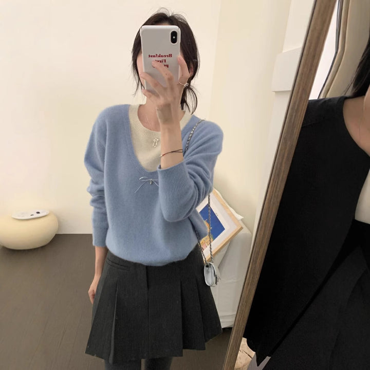 Kvindesweater med elegant V-hals og premium bueapplikation Stilla