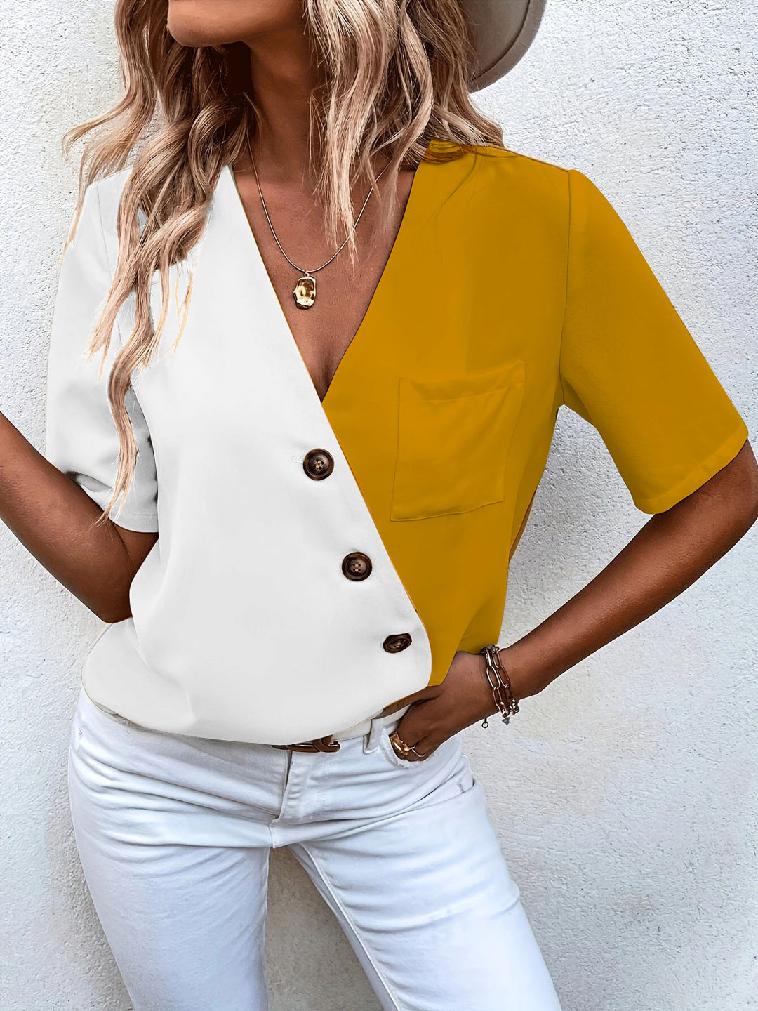 Damebluse med asymmetrisk design og fashionable knapdetaljer Stilla