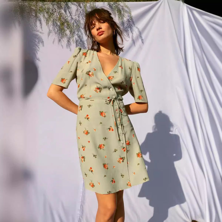 Damer sårkjole med floral mønster og elegant taljejustering Stilla