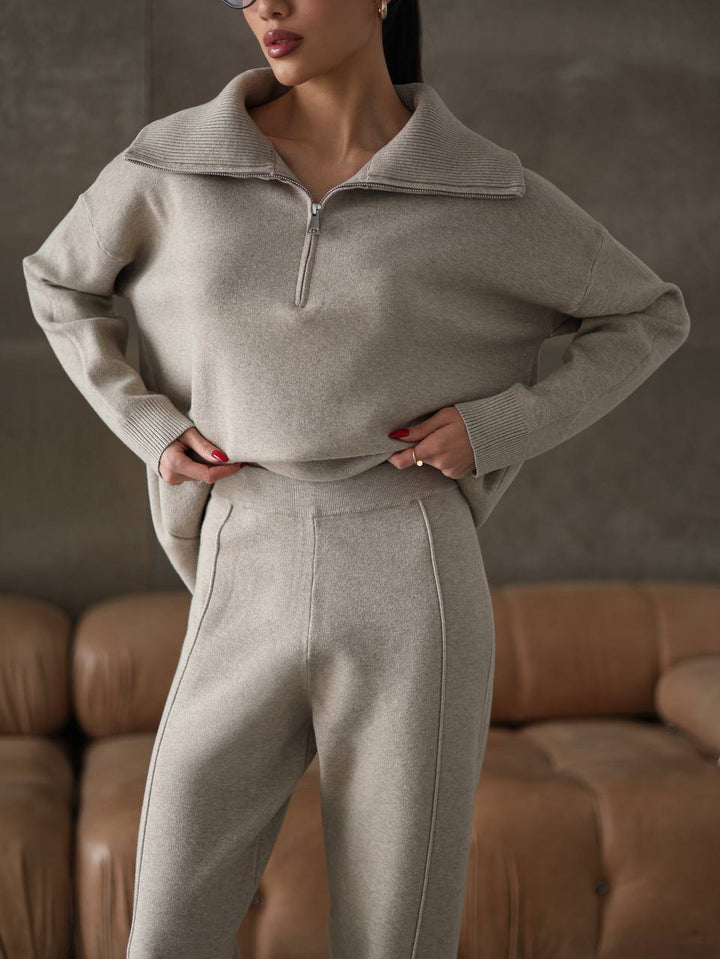 Women's elegant sweatshirt and joggers set with high collar and zipper Skovae