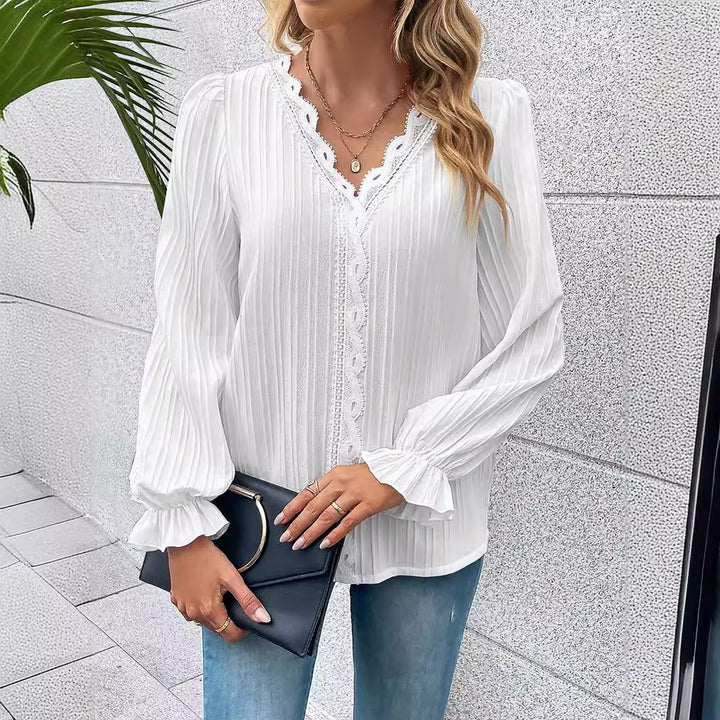 Damebluse med elegant spidsudsmykning og ruffleærmer Stilla