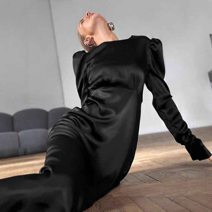 Dame Maxikjole med elegante puffærmer og flydende satin-finish Stilla