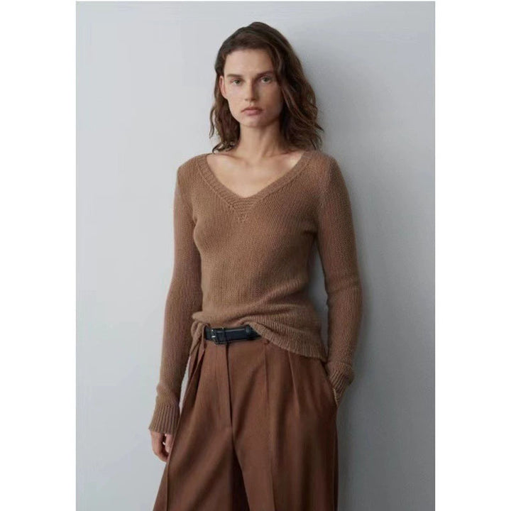 Dame elegant V-hals strikpullover i fin uld med afslappet design og ribstrikdetaljer Stilla