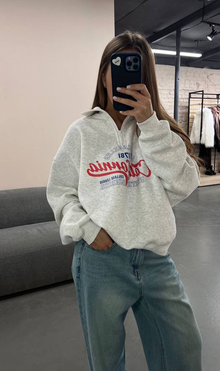 Kvinders hyggelige zip hoodie med fed grafisk print og højt krave Stilla