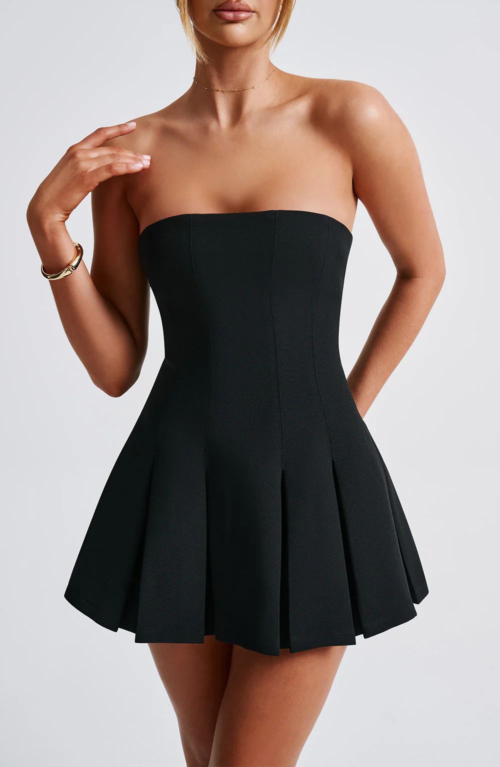 Dame Strapless Mini-Kjole med flydende Skørt og feminin Silhuet Stilla