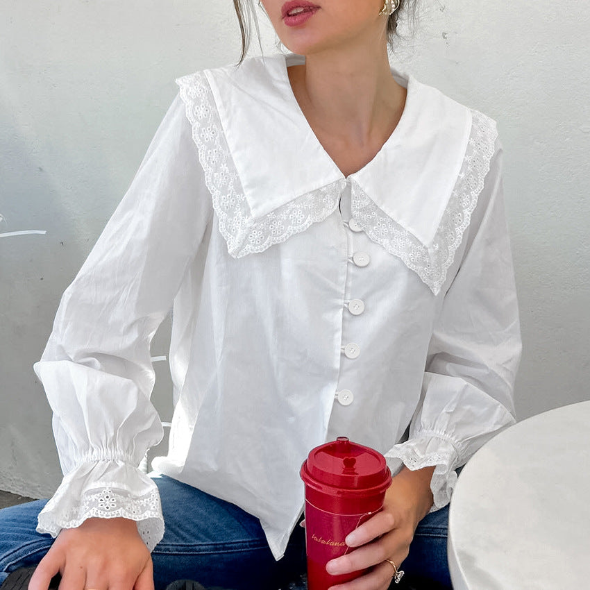 Damebluse med voluminøse flæser og elegant blondekravebehandling Stilla