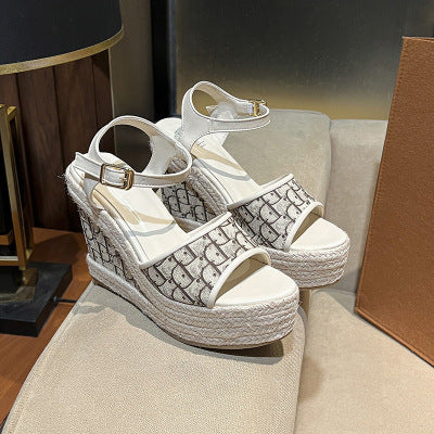 Dame platform-sandaler med elegant remdesign og smagfuld mønstring Stilla