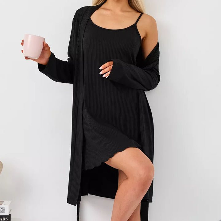 Dame strikkjole med lang frakke i elegant ribdesign Stilla