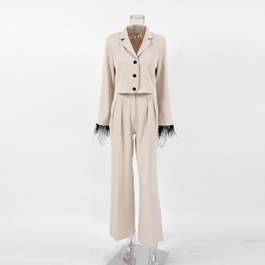 Dame stilfuldt suit sæt med elegante fjer på ærmerne og høj talje Stilla