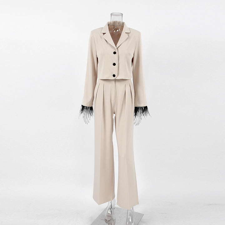 Dame stilfuldt suit sæt med elegante fjer på ærmerne og høj talje Stilla