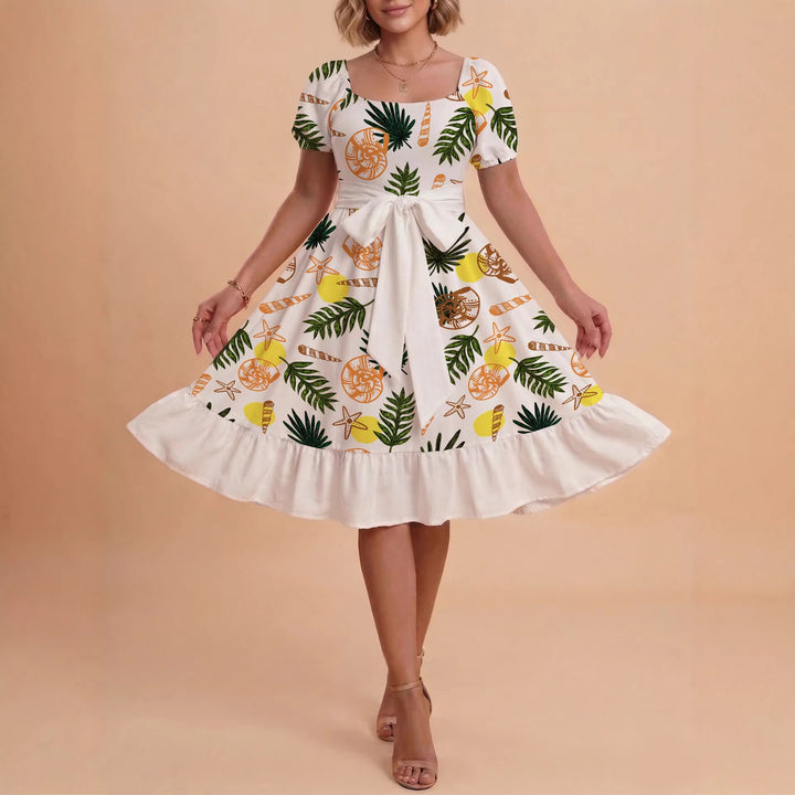 Damekjole med figursyet snit og legende blomsterdesign Skovae