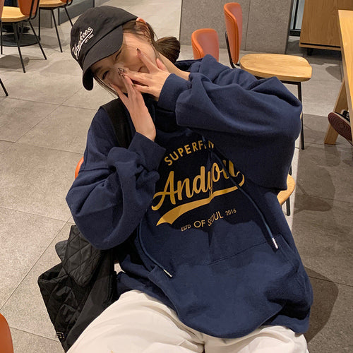 Kvinders hoodie med moderne skrift og afslappet pasform