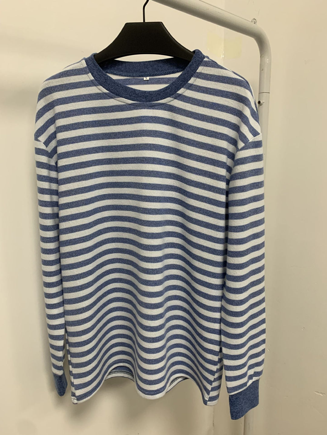 Dame Behagelig Langærmet T-shirt med Stribet Design og Rund Halsudskæring Skovae