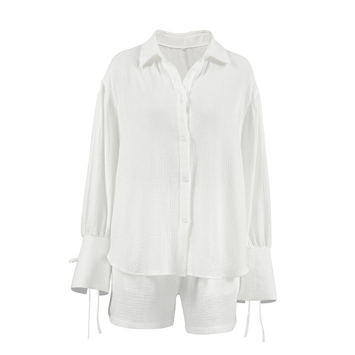Dame let fritidssæt lavet af åndbart materiale med afslappede shorts og oversized skjorte Stilla