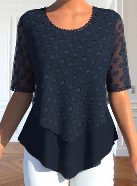 Dame Tüllbluse med broderede punkter, halvtransparente ærmer og asymmetrisk lagforkant Skovae