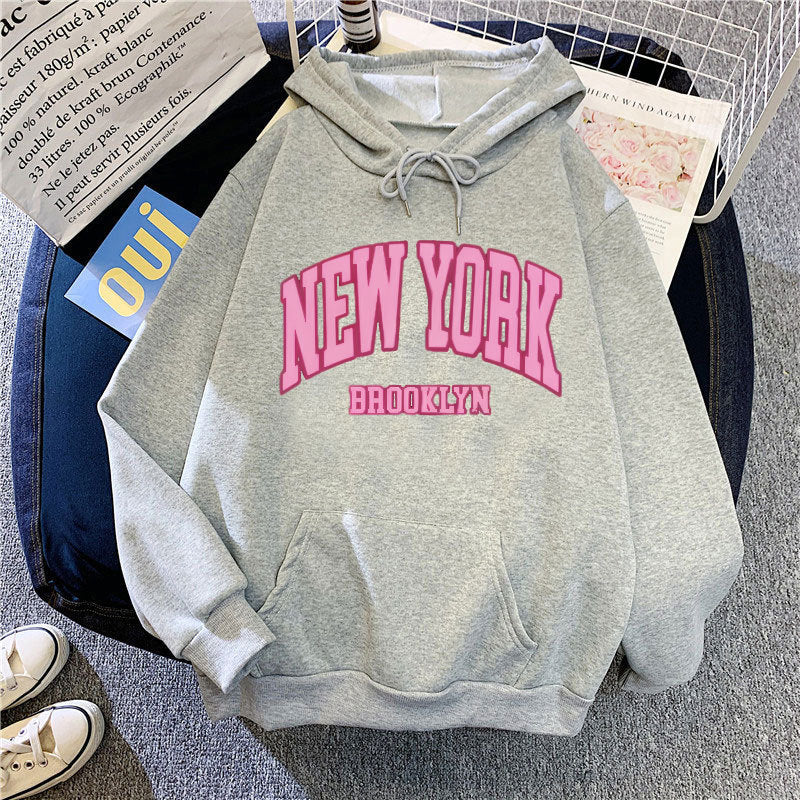Dame hoodie med trendy New York Brooklyn print Skovae