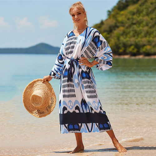 Dame lang strandkimono med kunstnerisk tryk og flatterende snit Stilla