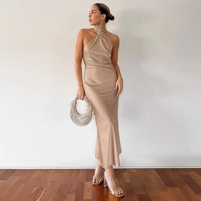 Dame maxikjole med elegant halterneck og figursyet snit Stilla