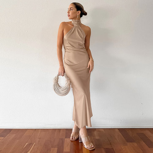 Dame maxikjole med elegant halterneck og figursyet snit Stilla