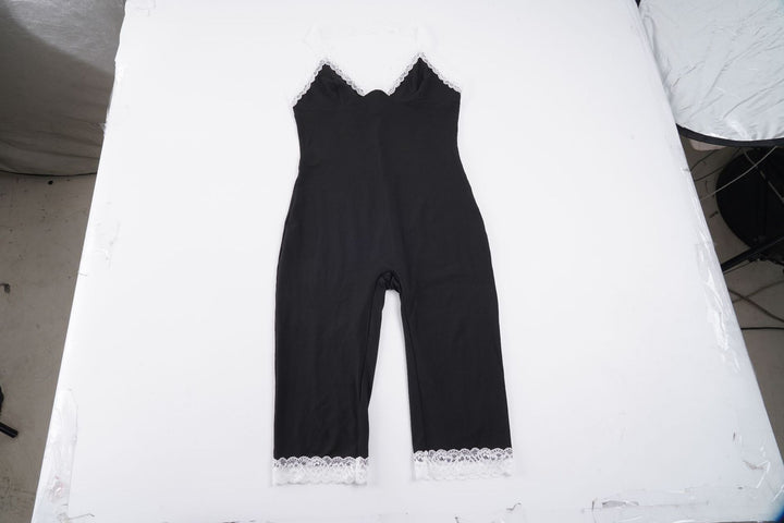 Dame jumpsuit med spids detaljer og figursyet snit Skovae