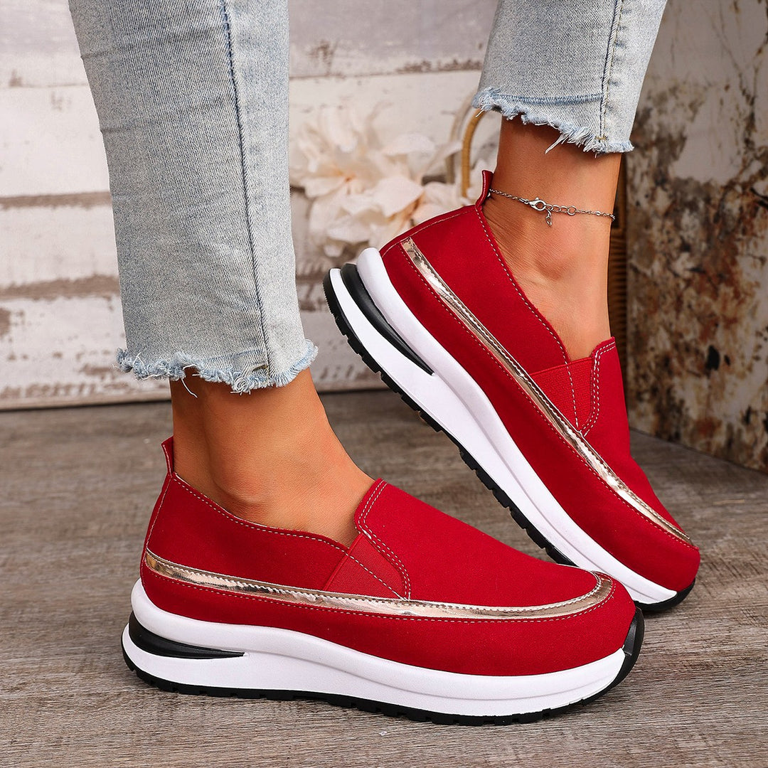 Dame Slip-On Sneakers med højeffektivt dæmpning og elegant metalapplikation Stilla