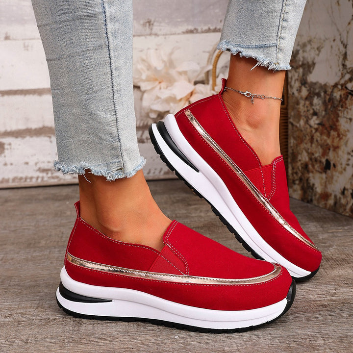 Dame Slip-On Sneakers med højeffektivt dæmpning og elegant metalapplikation Stilla