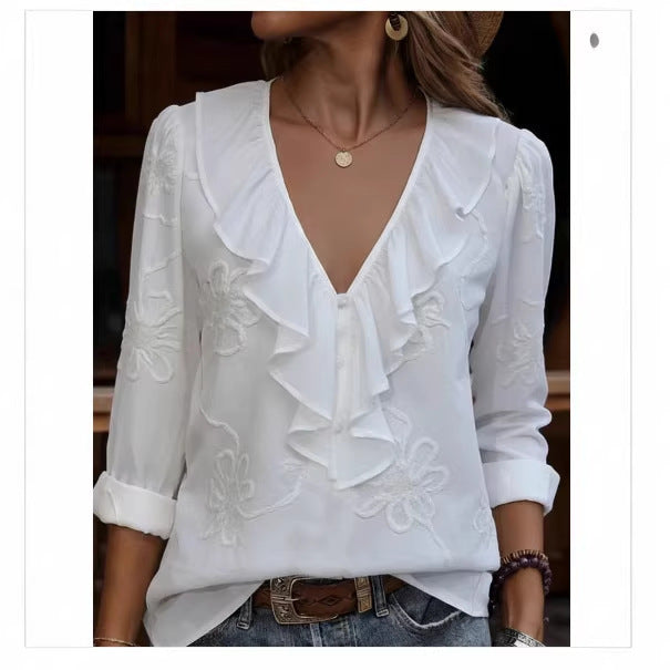 Damernes elegante bluse med flæser og floral broderet mønster Skovae