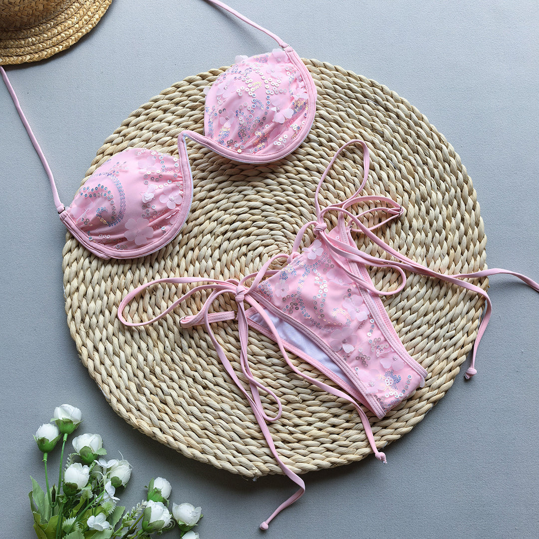 Dame Bandeau-Bikini med dekorativt smykkedetalje og smalle sidebånd Stilla