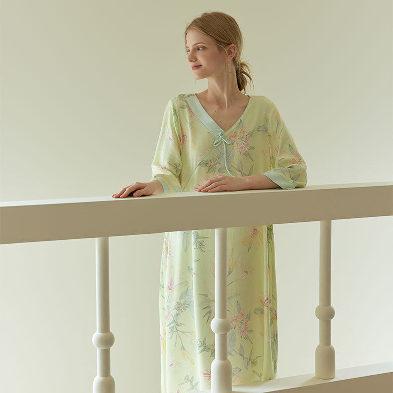 Dame natkjole med fine blomsterdesigns og elegant knapstkning Stilla