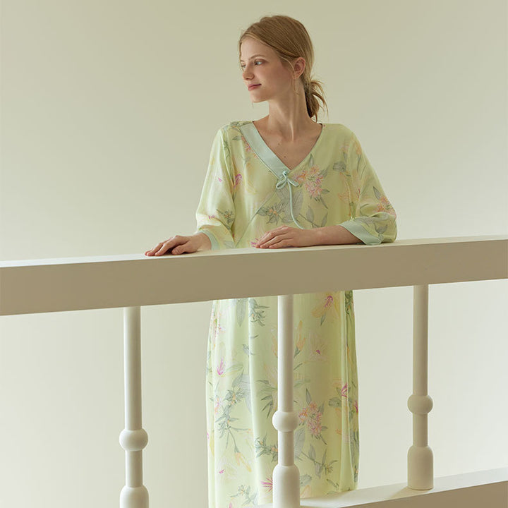 Dame natkjole med fine blomsterdesigns og elegant knapstkning Stilla