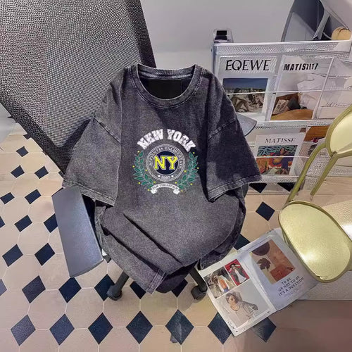 Dame T-shirt med urban New York grafikdesign og afslappet snit Stilla