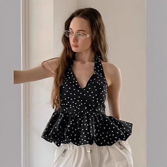 Dame ruffle top med dyb V-udskæring og punktielt design Stilla