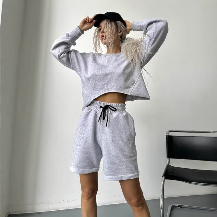 Kvinders afslappede sweatshirt og shorts sæt med snøre og farverigt design