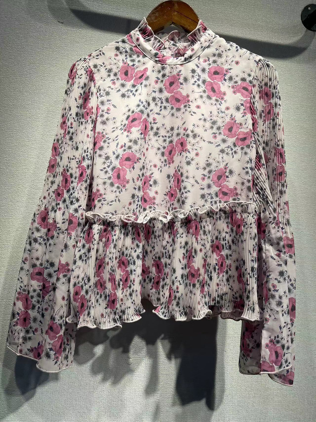 Damebluse med blomsterdesign og elegante plisséærmer Stilla