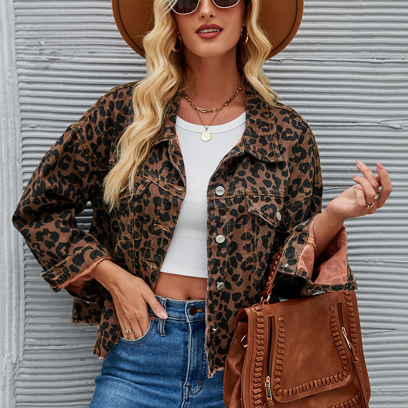 Dame ternet jeansjakke i trendy leopardmønster med moderne snit