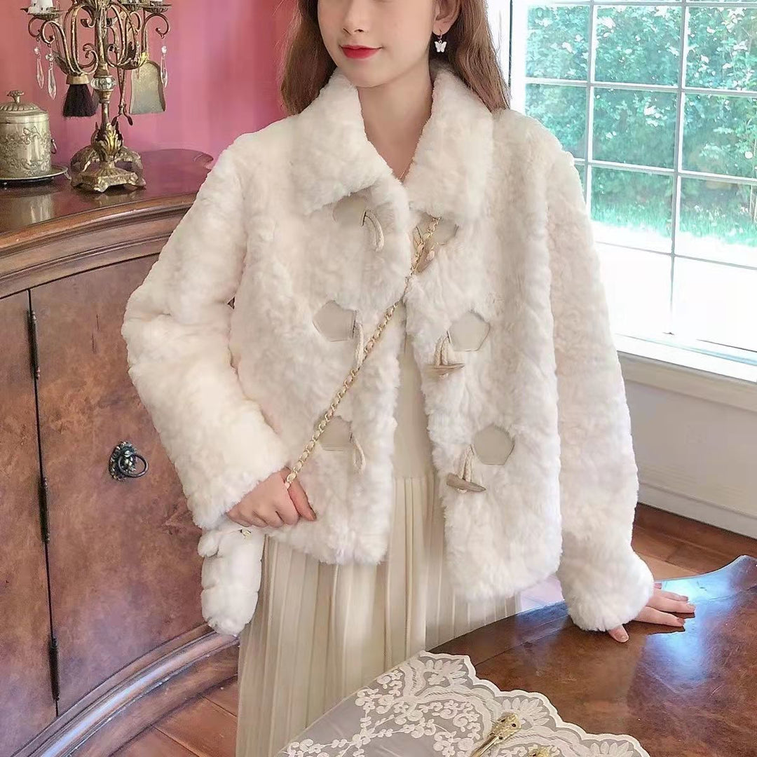 Dames elegant faux fur jakke med stilfuld krave og dekorative knapdetaljer Stilla